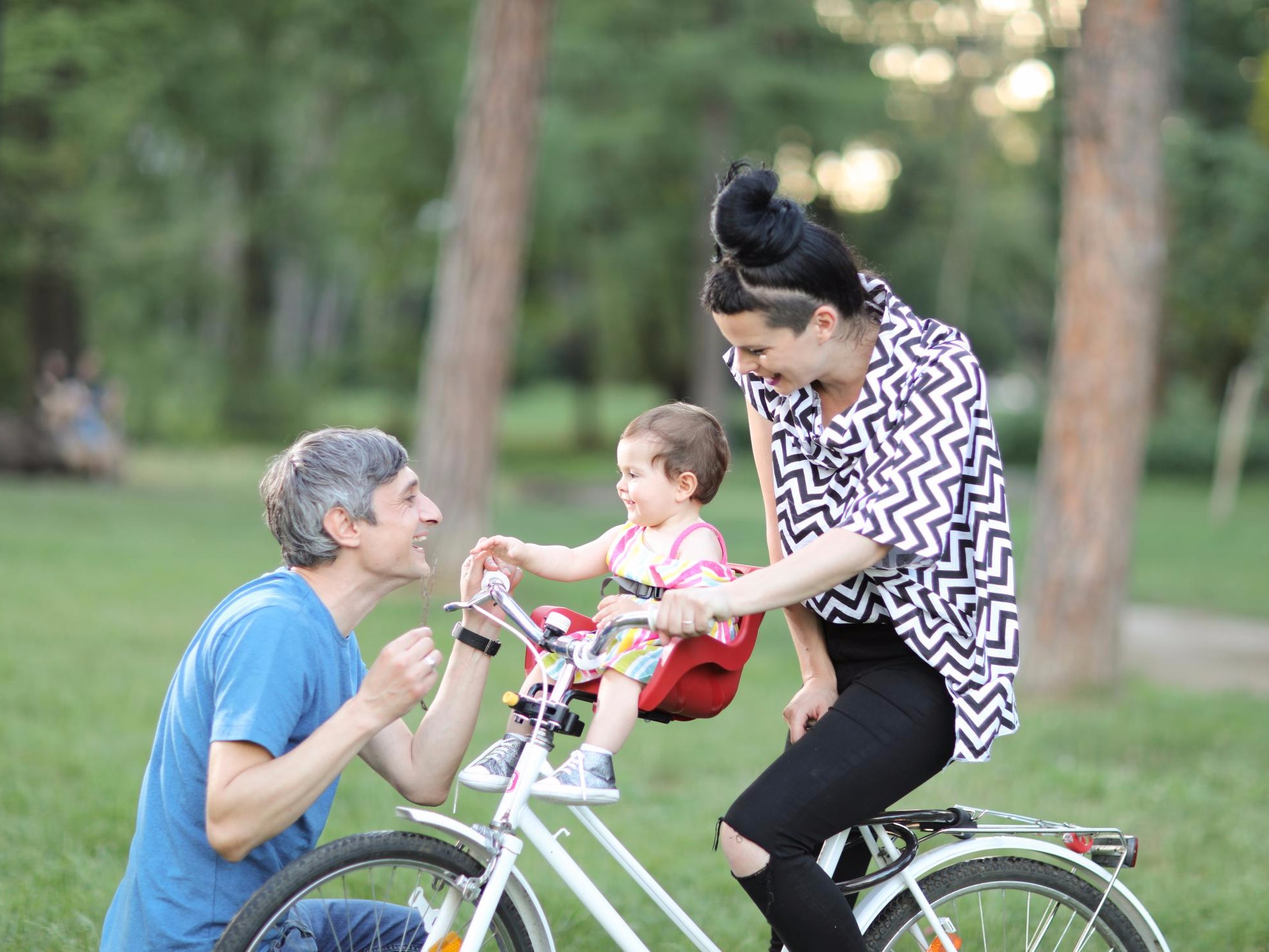 porodična fotografija na biciklu u parku